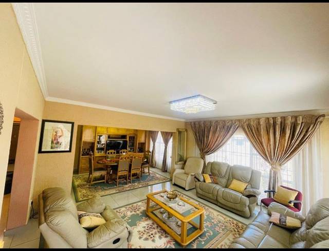 5 BEDROOM HOUSE FOR SALE IN LENASIA SOUTH